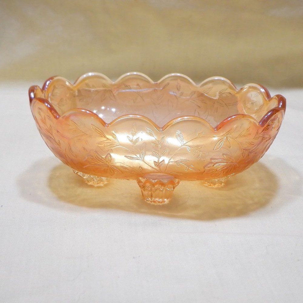 Stunning ~~~CARNIVAL DISH ~~~ Scalloped Edge and on 4 Legs